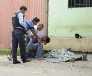 Dolientes llegaron al lugar del suceso y rompieron en llanto al ver el cadáver del joven.