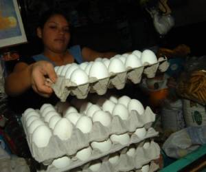 Uno de los productos de consumo básico que más han subido por la crisis poselectoral es el huevo.