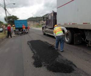 El bacheo se realiza a la altura de la salida hacia la colonia Loarque.
