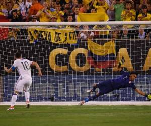 James Rodríguez abrió la tanda de penales para Colombia.