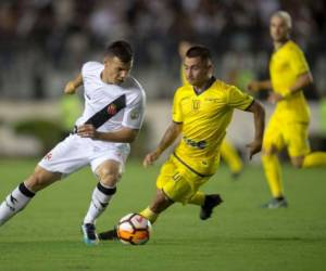 El jugador brasileño Vasco da Gama Wagner (L) compite por el balón con el jugador chileno de la Universidad Concepción Jean Meneses durante un partido de fútbol Copa Libertadores en el estadio Sao Januario en Río de Janeiro, Brasil, el 07 de febrero de 2018. / AFP / MAURO PIMENTEL