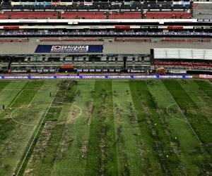 La cancha del Estadio Azteca se ve horrible tras un concierto que se realizó.