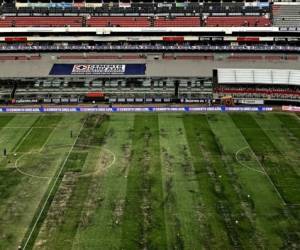 La cancha del Estadio Azteca se ve horrible tras un concierto que se realizó.