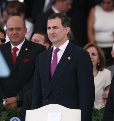 El príncipe y presidente Santos son ovacionados