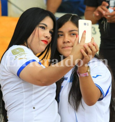 Preciosas mujeres en el clásico Olimpia-Motagua