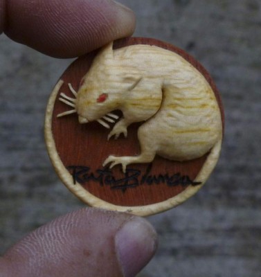 Artesanos de la madera con corazón de metal