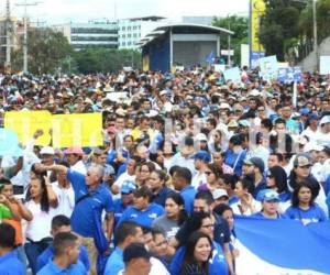 Con pancartas y banderas nacionalistas marcharon este domingo en apoyo a un período más de gobierno del presidente Juan Orlando Hernández.
