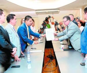 Las autoridades del CCPN, encabezadas por Reinaldo Sánchez, entregaron el escrito sobre las mesas al pleno del TSE.