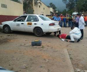 El taxista quedó hincado y boca arriba tras ser ultimado a disparos por los sicarios.