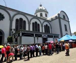 Largas filas de visitantes se formaron en las afueras de la Basílica de Suyapa durante los días de exhibición de la Sábana Santa.