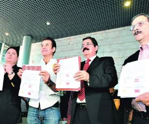 Guillermo Valle, Salvador Nasralla, Manuel Zelaya y Mauricio Villeda cuando llegaron al aeropuerto Toncontín.