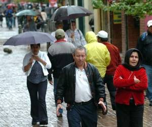 La población deberá abrigarse durante el fin de semana y tener cuidado con los niños y ancianos por las bajas...