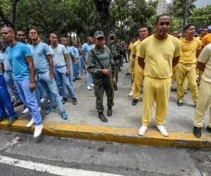 Los privados de libertad fueron custodiados por militares durante la protesta.
