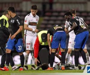 Siete minutos después de haber ingresado al campo de juego el futbolista cayó al suelo.