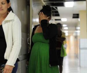 Los síntomas del zika son leves -fiebre baja, dolor de cabeza y articular o sarpullidos- se sospecha que embarazadas que contraen zika pueden tener luego bebés con microcefalia.