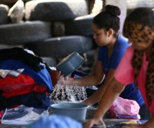 Algunas personas acuden a zonas públicas para lavar su ropa debido a la falta de agua.Foto: Emilio Flores /EL HERALDO