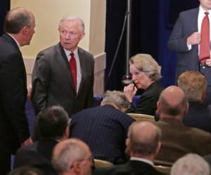 El Fiscal General Jeff Sessions, acompañado por su esposa Mary, después de que fue juramentado por el vicepresidente Mike Pence.