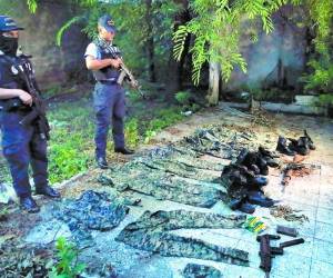 Personal de la Policía Militar y de la DPI participó en el operativo en el que fueron hallados los uniformes militares y las armas.