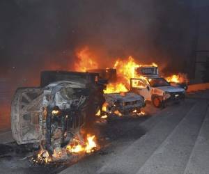 La ira de los mexicanos se manifestó en Chilpancingo, Guerrero, donde protestantes quemaron varios autos.