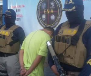 El detenido, de 17 años de edad, es conocido ampliamente con el alias de 'Mink', miembro activo de la pandilla 18 a quien se le considera ser el 'gatillero' del grupo criminal.