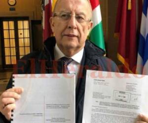 La publicación de estos informes con 'información falsa', 'errónea' e 'incompleta' ha causado un grave perjuicio al Sr. Dale Vukanovich e incluso puesto en riesgo su vida e integridad, dicen sus abogados. Aquí Theodore Dale con los documentos que remitió ante la OEA. Fotos: Cortesía