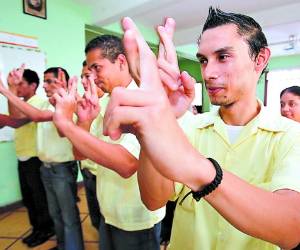 Los estudiantes de la Escuela Taller para Sordos durante la interpretación del Himno Nacional de Honduras.