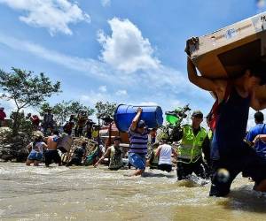 Uno de los primeros incidentes de la crisis de Venezuela fue cuando cerró la frontera y obligó a colombianos residentes en la zona fronteriza a abandonar sus casas. Foto: El País.