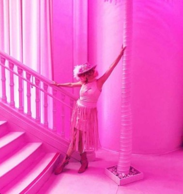 Kitten Kay Sera, la mujer que se casó con el color rosa tras 37 años de relación