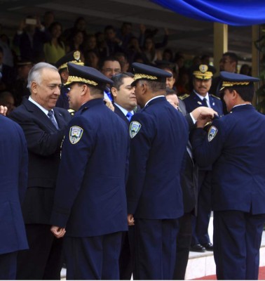 Ascenderán a policías aplazados