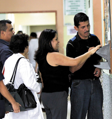 Hasta médicos y enfermeras fuera del Escuela