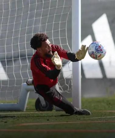 Vozinha y lo que vive en Chile luego de haber fichado por Colo Colo ¿por qué no debuta?