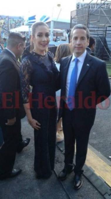 Elegantes damas asisten a toma de posesión de Juan Orlando Hernández