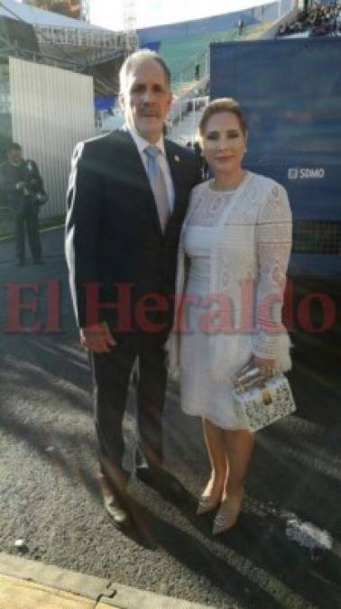 Elegantes damas asisten a toma de posesión de Juan Orlando Hernández