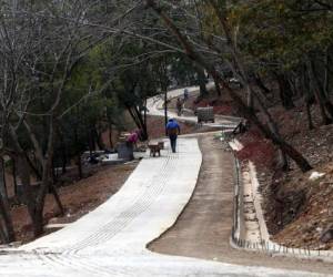 La ampliación de los senderos ha extendido las obras en la zona. Foto: Alex Pérez/EL HERALDO.