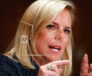 La secretaria de Seguridad Nacional de Estados Unidos Kirstjen Nielsen declara en el senado el martes, 15 de mayo del 2018, en Washington. Nielsen defendió el martes la decisión del gobierno federal de separar a niños inmigrantes de sus padres cuando la familia es enjuiciada por entrar ilegalmente al país.