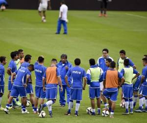 Aunque no lo dice abiertamente, Ramón Maradiaga trabaja para calmar su principal dolor de cabeza en la Azul y Blanco: la falta de un delantero de peso...