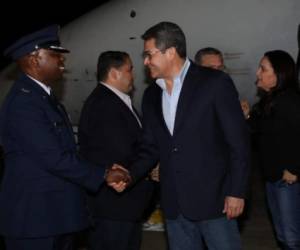 Juan Orlando Hernández a su llegada, junto con una delegación, a Washington.