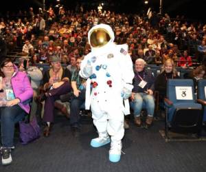 Un astronauta posa con el público durante el estreno de “Apolo 11” durante el Festival de Cine de Sundance en The Ray en Park City, Utah.