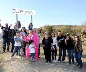 Cientos de personas llegaron este lunes a los tan esperados 15 de Rubía, la chica mexicana cuyos padres invitaron a todo el mundo a la fiesta de su hija.