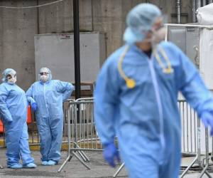 Medical staff stand outside a COVID-19 screening tent of the Brooklyn Hospital Center on March 20, 2020 in the Brooklyn borough of New York. (Photo by Angela Weiss / AFP)