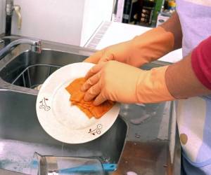 Evite mojar sus manos antes de usar los guantes y la crema.