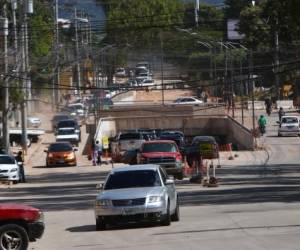 Un túnel vehicular se construye cerca del acceso a la colonia La Reforma. Este proyecto se finalizará hasta el próximo año.