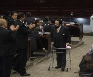 El diputado del Partido Anticorrupción (Pac), Luis Redondo, se presentó este martes al Congreso nacional en muletas para participar en la elección de la Cortes Suprema de Justicia (CSJ) (Foto: Fredy Rodríguez).
