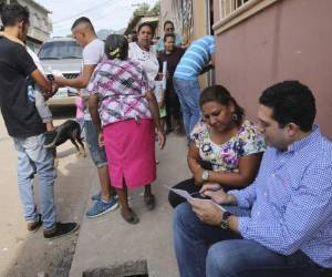 Activistas del Partido Nacional cuando realizaban la encuesta en la colonia Nueva Suyapa.