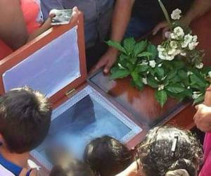 Decenas de familiares y amigos al momento de enterrar los restos del pequeño Erwin.