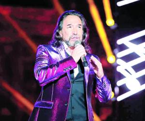 El espectáculo de Solís dura más de horas y en él canta sus más grandes éxitos.