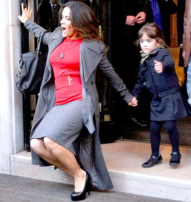 Aparatosa caída de Salma Hayek roba cámara en París