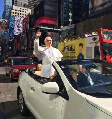 Figura del Papa viajando en convertible causa confusión en NY