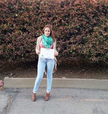 Elsa Oseguera posa junto a diploma de máster: 'Desde la Madre Patria directamente para tí'