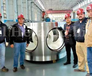 Técnicos de la Unidad Ejecutora de Proyectos de Energía Renovable (UEPER) y de la ENEE verificaron en la compañía Dongfong la calidad de los distribuidores y las turbinas.